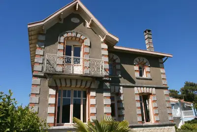 Image de Belle villa 5 mins à pieds plage et tous commerce, marché, restaurants. 12p. 5ch