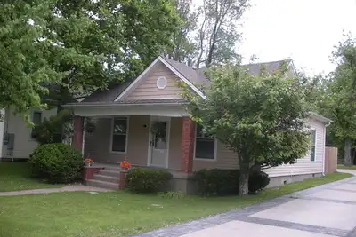 Image de 2 chambres, chalet, endroit facile et proche des commerces, des restaurants et de l'extérieur