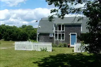 Image de ÉCONOMISEZ les tarifs spéciaux de la semaine de la fête du Travail. Marchez jusqu'à la plage, maison familiale spacieuse.