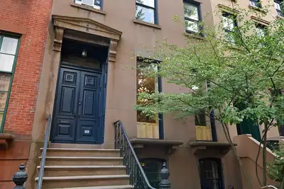 Image de Boerum Hill brownstone historique, près de tous les métros, sur la rue bordée d'arbres