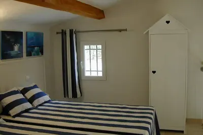 Studio privé Villa provençale située dans un écrin de verdure pour 2 personnes.