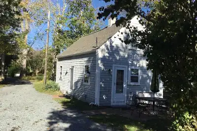 Image de Charmant chalet du 18ème siècle avec son propre front de mer sur le lac Scargo près de la baie