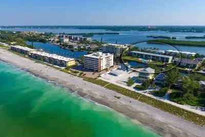 Image de Emplacement parfait. Belles vues sur l'eau. Piscine chaufee. 2 Bd / 2 Ba