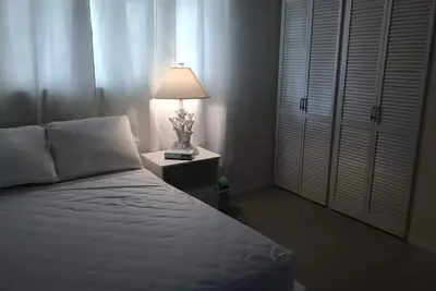 Confortable entièrement meublé 1bed1bath Appartement idéalement situé sur la côte sud