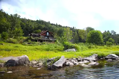 Image de Superbe Riverfront Log Cabin avec des vues spectaculaires