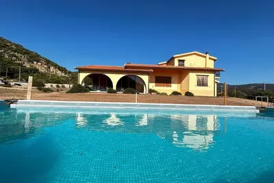 Image de Grande villa avec vue sur la mer et les montagnes pour une détente totale en toute liberté