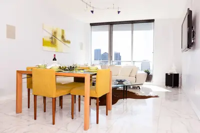 Image de Haut de gamme 39e étage Brickell Condo-location mensuelle-vues spectaculaires-tout inclus
