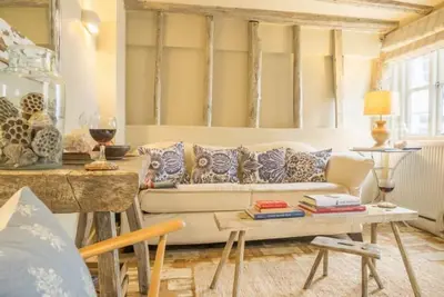 Image de Nid d'amour merveilleusement élégant et confortable à seulement 100 mètres de l'intérieur élégant du port