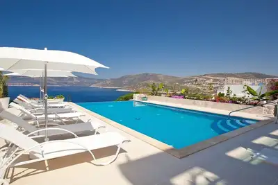 Image de Villa Kotti offre une vue imprenable sur la baie de Kalkan.
