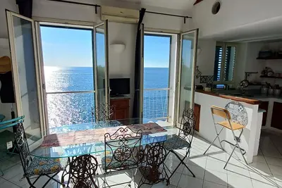 Villa romantique pour 2 personnes, avec vue sur la mer, dans une falaise naturelle.