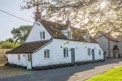 Image de Un gîte spacieux et traditionnel avec une vue fantastique sur les champs et les marais salants. À seulement une minute à pied du sentier côtier, le cottage dégage une atmosphère chaleureuse et conviviale, avec une cuisine \/ salle à manger ouverte et un.