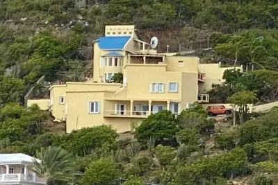 TRÈS Unique-Formellement Musique Studio-Ocean & Beach Views-Gated (One-Of-A- Kind)