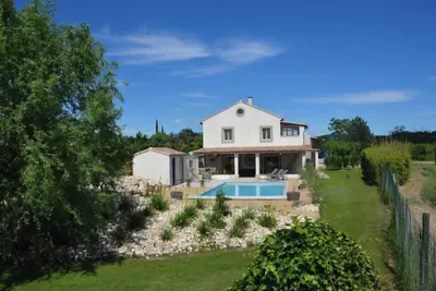 Image de Mas en campagne avec jardin arboré et piscine