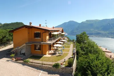 Image de Residence Garden: Appartement de trois pièces avec balcon et vue sur le lac