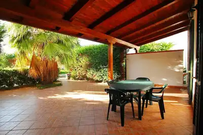 Image de 2 Chambres modernes Appartements Ă la mer, une connexion Wi-Fi, A / C, Terrasse, Piscine disponible