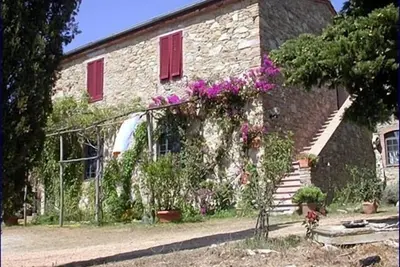 Image de Ancienne ferme avec 3 appartements à la campagne dans les collines près de la mer
