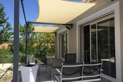 Image de Charmante dépendance au calme, climatisation, piscine à partager, grand jardin.