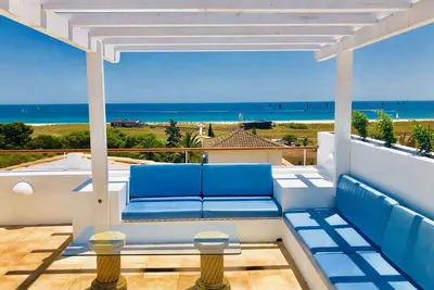 Image de Appartement en front de mer avec terrasse privée sur le toit, barbecue et vue sur la mer.