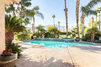 Image de Vue spectaculaire sur la montagne avec piscine / spa! Villa spacieuse luxueusement décorée!