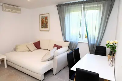 App avec une chambre et balcon