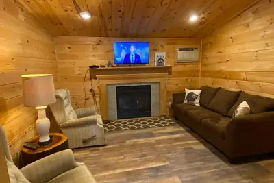 Image de Raccoon Retreat, 2 chambres 1 salle de bain cabine Adirondack, peut accueillir jusqu'Ă 6 personnes