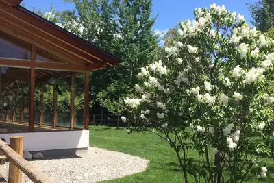 Image de Maison européenne personnalisée avec grande cour clôturée
