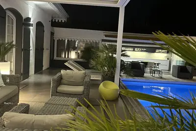 Image de Maison familiale Climatisée Grand Standing avec piscine chauffée spa et sauna.