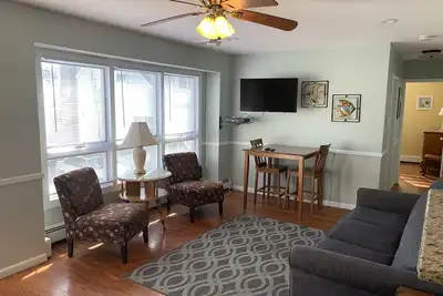 Image de 308 Webster Ave appartement au 2ème étage, 10 couchages avec badges de plage - à pied de la plage