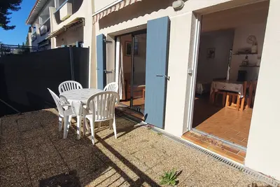 Image de Studio avec coin-nuit et parking piscine dans résidence proche plages commerces