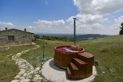 Image de Votre propre retraite toscane privée avec vue imprenable, jacuzzi et sauna