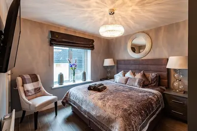 Image de Kinsale Town House, intérieur conçu, dort 16, 6 chambres 4 salles de bain, 1 nuit minimum