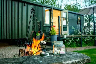 Image de Endroit idyllique rural. Hop Pickers Hideaway Shepherds Hut
