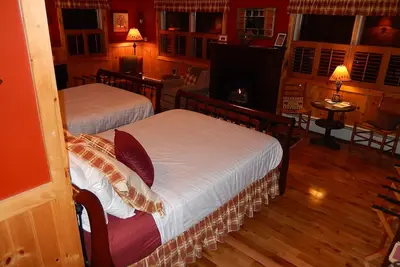 Image de Spacieuse Suite Adirondack Bed & Breakfast avec cheminée