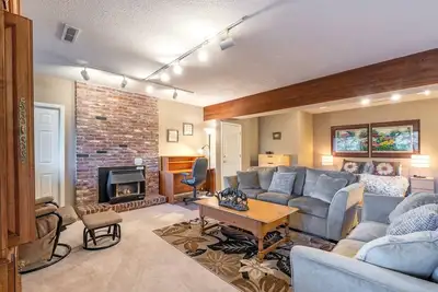 Grand et lumineux appartement in-law \/ Vue territoriale! Capacité d'accueil jusqu'à 8