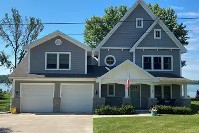 Image de Nouvellement construit Waterfront Home sur le magnifique lac Round
