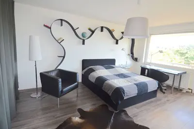 Image de Studio design moderne avec une vue magnifique et d'excellentes liaisons de transport