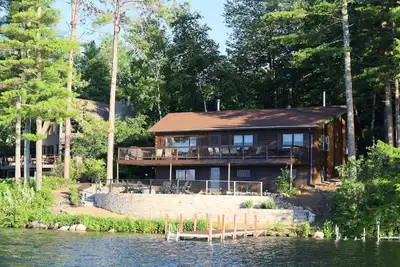 Image de Maison de lac de l'île pontée (maison 4 saisons sur le lac Winnipesaukee)