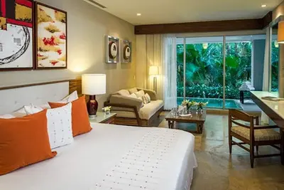 Image de Un luxueux, bienheureux 5 étoiles 1 chambre à coucher avec un grand balcon et une piscine attenante