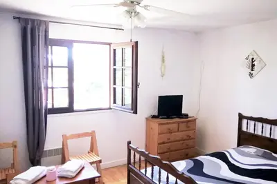 Image de Amandine-Hôtes-Double-16m²-tv. -wifi-parking-Bains+wc commun-étage Villa-+piscine