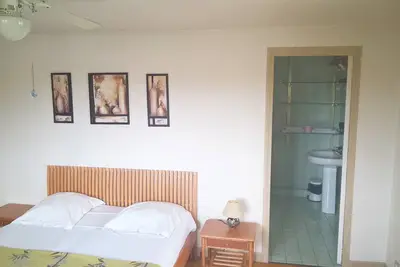 Image de Santal-Hôtes-double-22m²-romantique-vue piscine-salon romantique-bains complète