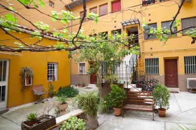 Image de Appartement d'architecte avec un tour personnelle. WiFi, téléphone et cadeaux