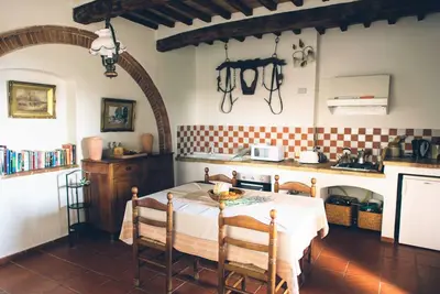 Image de Bel appartement dans le Chianti sur une ferme biologique avec piscine et vue à 360 ° sur le coucher de soleil