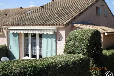 Image de Petite maison dans une résidence avec piscine