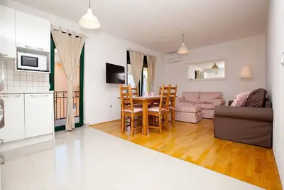 Appartement 4 + 2 avec deux chambres, wifi, parking privé, près de la plage