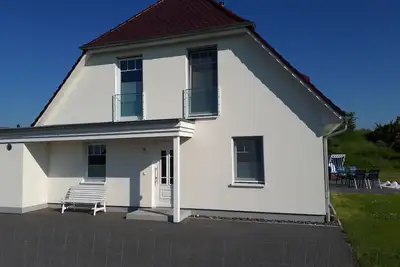 Image de Maison de vacances exclusive près de la plage avec bain à remous, 3 chambres, cheminée, WiFi, garage
