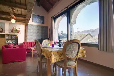 Image de Bel appartement romantique et central avec vue sur le lac près de la place / lac / mairie