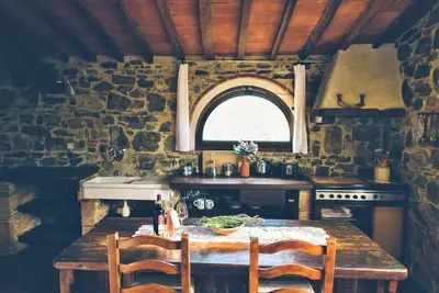 Belle maison de 1 chambre avec jardin et vue sur les oliviers, piscine
