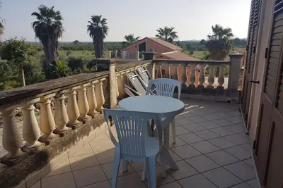 Image de maison de Korisia entourée d'une oliveraie