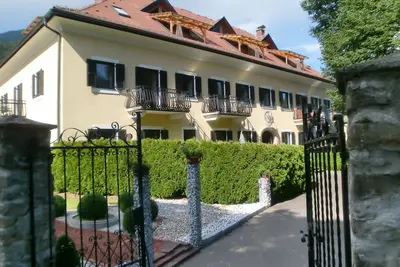 Image de Appartement De Style Avec 2 Balcons Et Vue Montagne