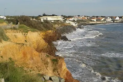 Image de Maison bord de mer avec piscine chauffée & tennis 200 m du sentier côtier.